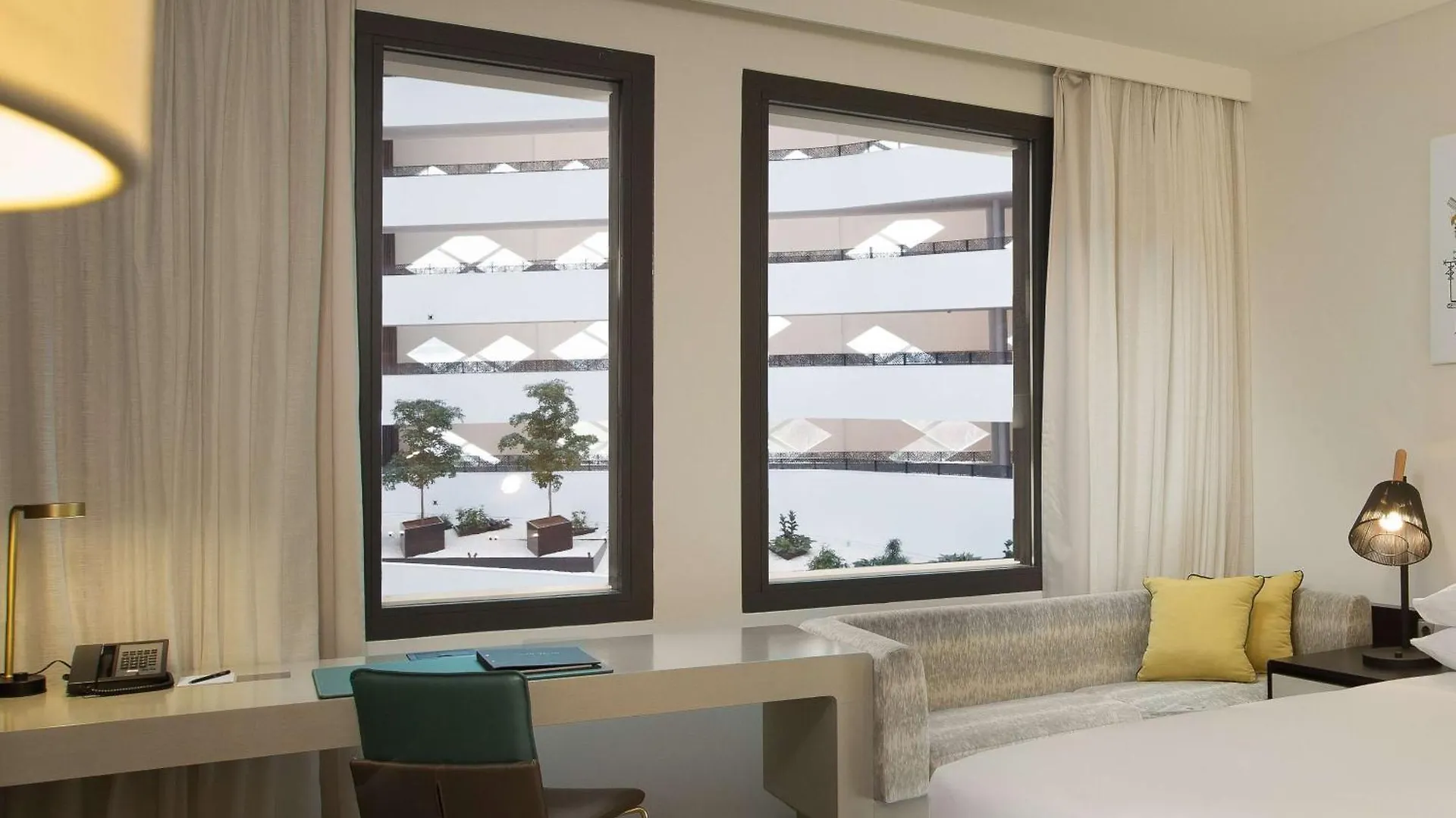Hotel Hilton Amsterdam Airport Schiphol 4*,